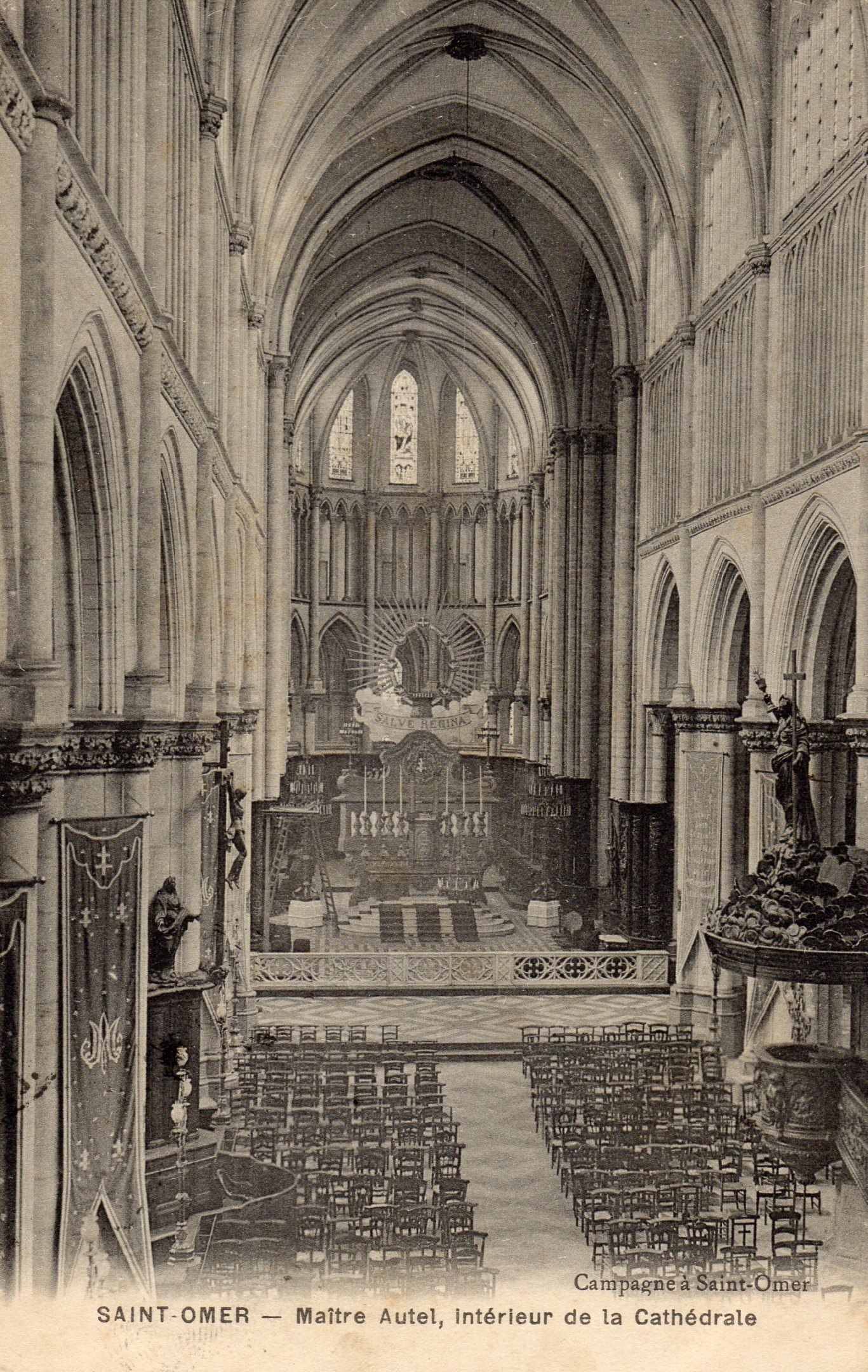Cette vue a été prise des Grandes Orgues on aperçoit sur la droite la chaire et le fond le Maître Autel.